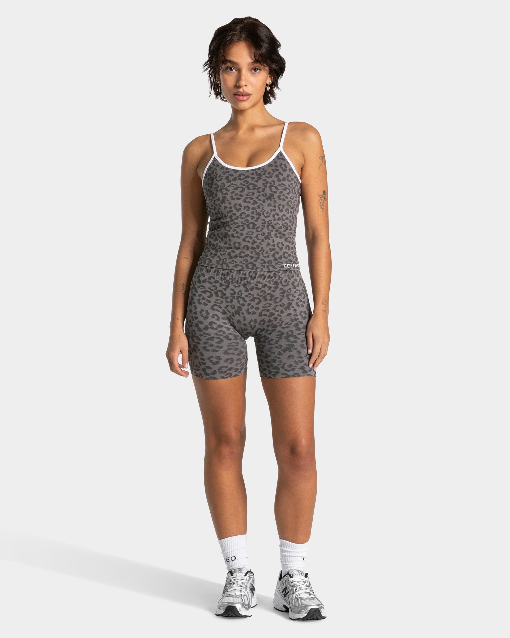 Contrastline Sculpt Scrunch Shorts "Leo Graphit"