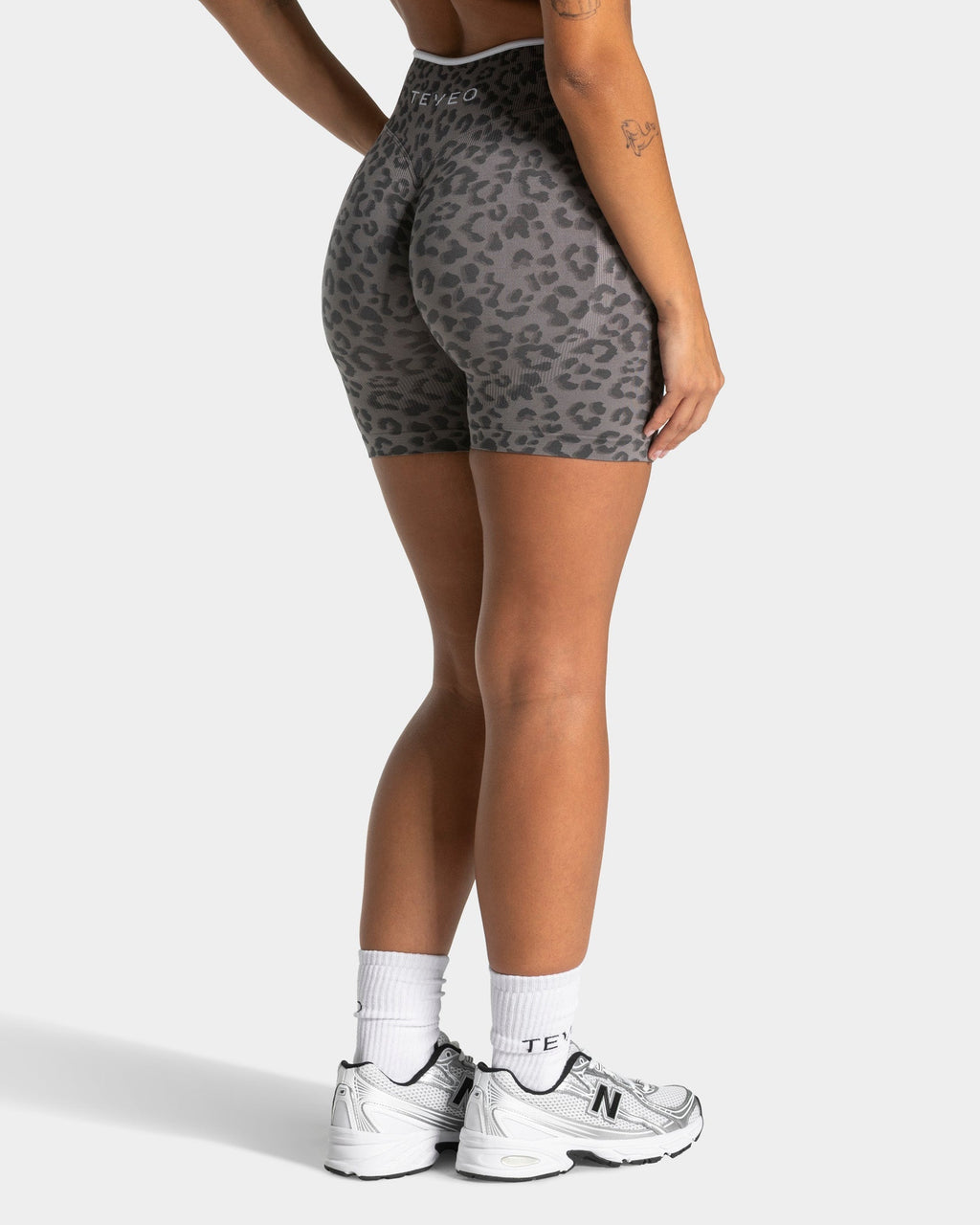 Contrastline Sculpt Scrunch Shorts "Leo Graphit"