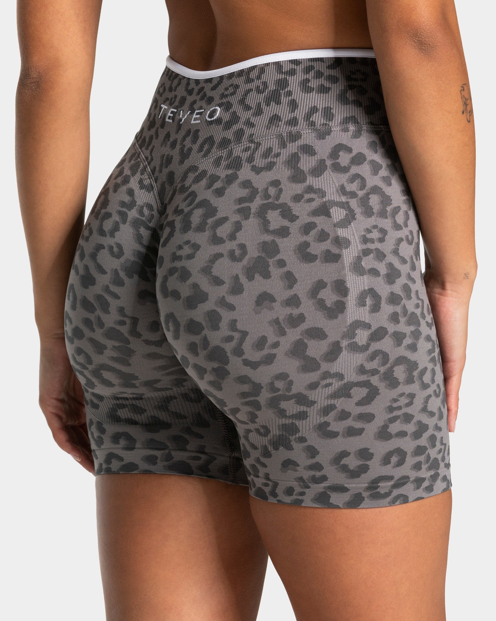Contrastline Sculpt Scrunch Shorts "Leo Graphit"