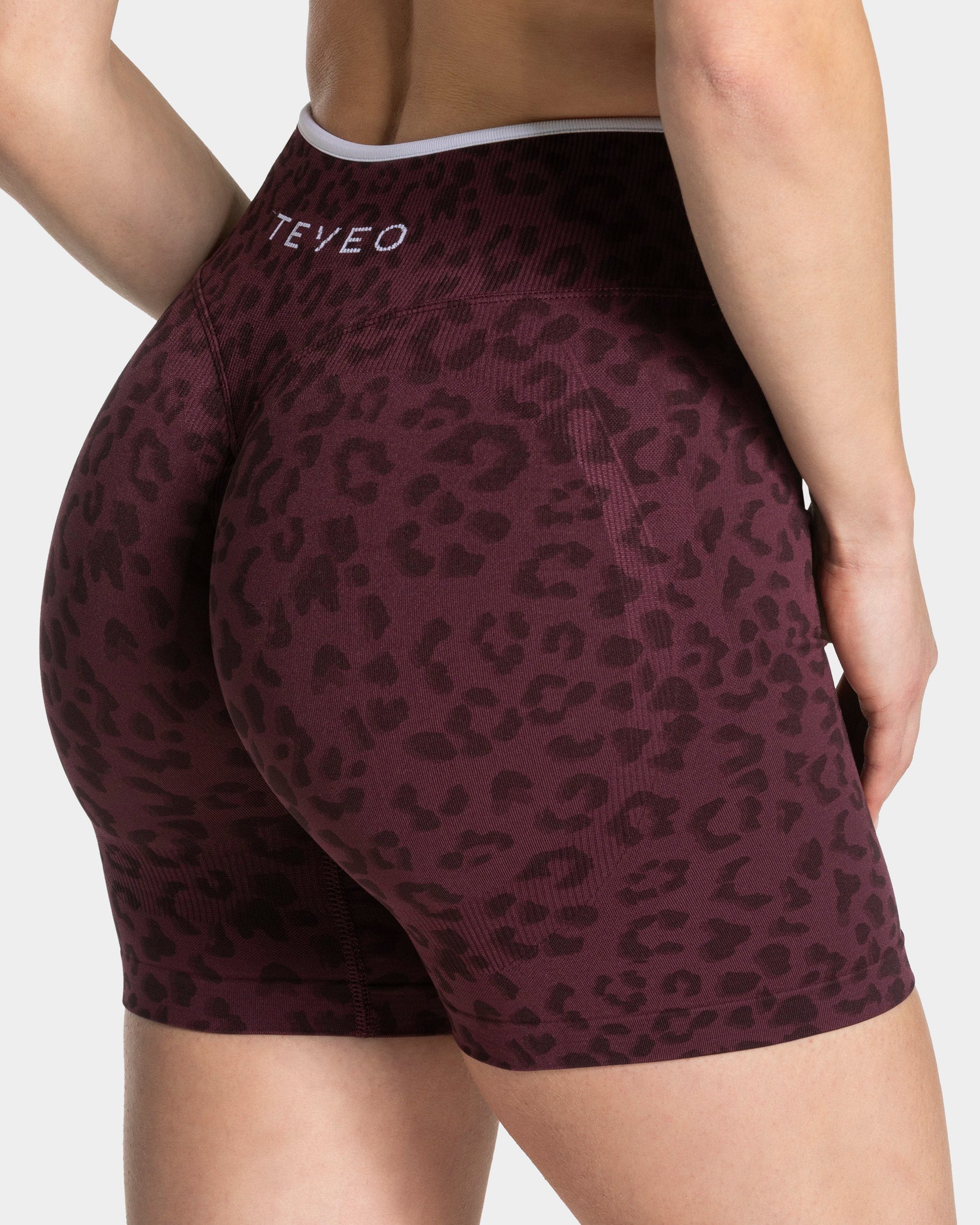 Contrastline Sculpt Scrunch Shorts "Leo Merlot"