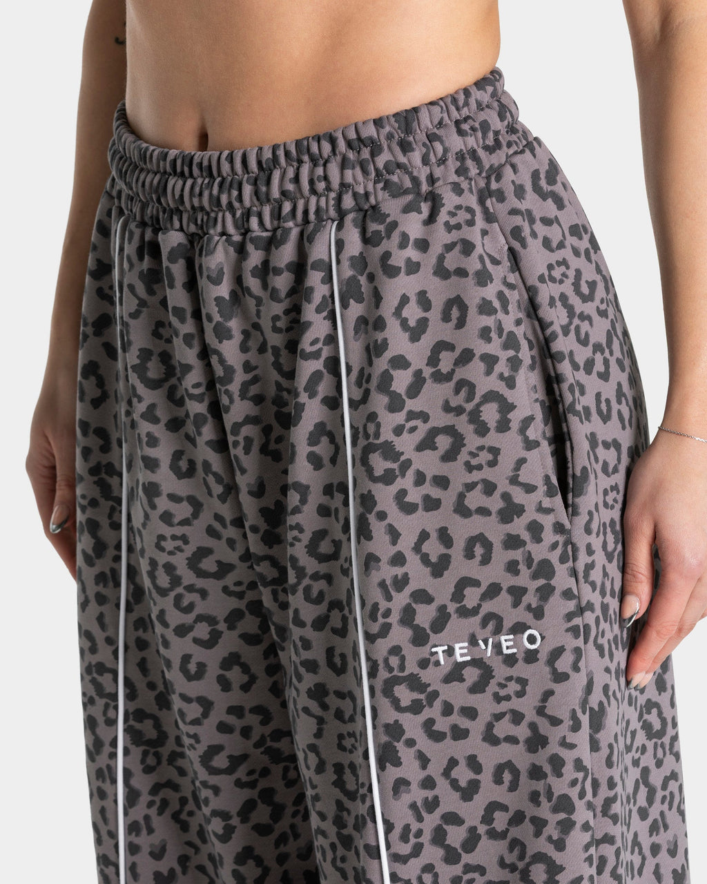 Pantalon de jogging Wide Leg Contrastline « léopard graphite »